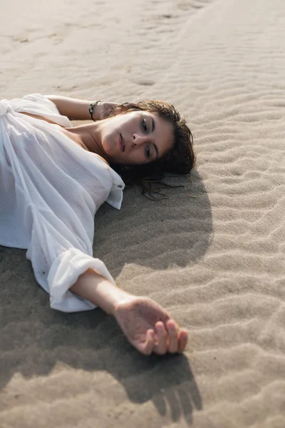 Young Woman Relaxing Beach Lying Sand Summer Vacation Relax Leisure — Stock Photo, Image