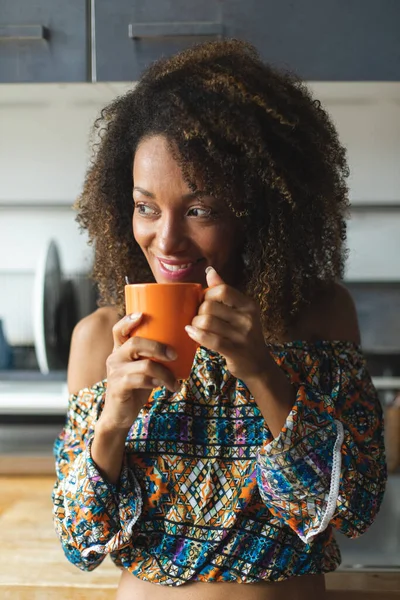 Zwykła Młoda Czarna Kobieta Pijąca Relaksującą Filiżankę Kawy Domu Afro — Zdjęcie stockowe