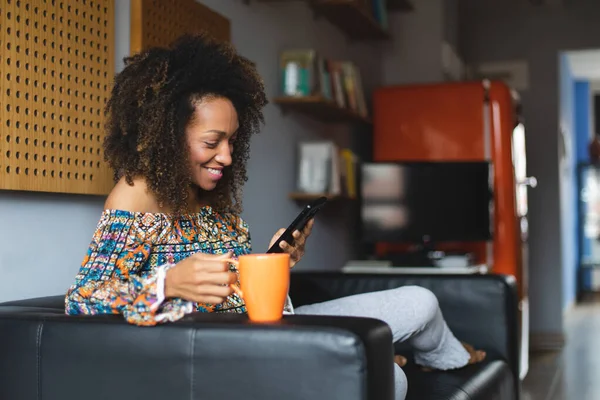 Mujer Negra Joven Casual Relajarse Casa Mensajes Texto Teléfono Inteligente — Foto de Stock