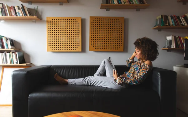 Sıradan Bir Kadın Evde Oturup Tablet Okuyarak Eğleniyor — Stok fotoğraf