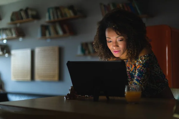 Peinado Afro Mujer Joven Que Trabaja Con Tableta Digital Tarde — Foto de Stock