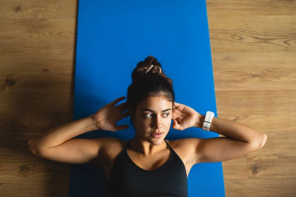 Entrenamiento Fitness Casa Mujer Joven Sana Forma Haciendo Ejercicio — Foto de Stock