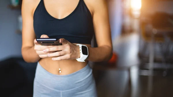 Exercício Fitness Casa Mulher Jovem Ajuste Saudável Usando Aplicativo Smartphone — Fotografia de Stock