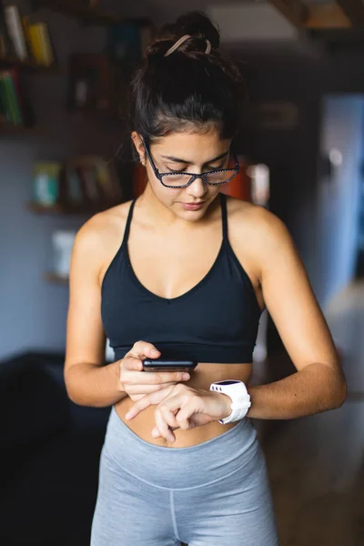 Exercício Fitness Casa Mulher Jovem Ajuste Saudável Usando Aplicativo Smartphone — Fotografia de Stock