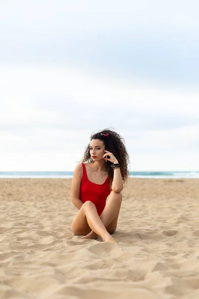 Modieuze Krullend Haar Jonge Vrouw Ontspannen Zomervakantie Aan Het Strand — Stockfoto