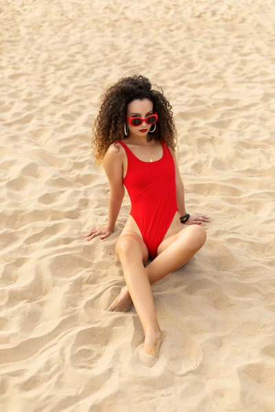 Moda Pelo Rizado Mujer Joven Relajarse Las Vacaciones Verano Playa — Foto de Stock