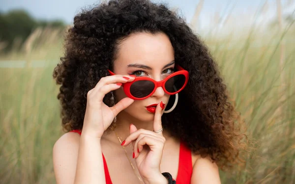 Fiatal Retro Divatnő Csendben Gesztikulál Ujjával Vörös Ajkain Pop Lány — Stock Fotó