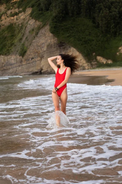 Модные Кудрявые Волосы Молодой Женщины Наслаждающейся Летним Отпуском Пляже Ретро — стоковое фото