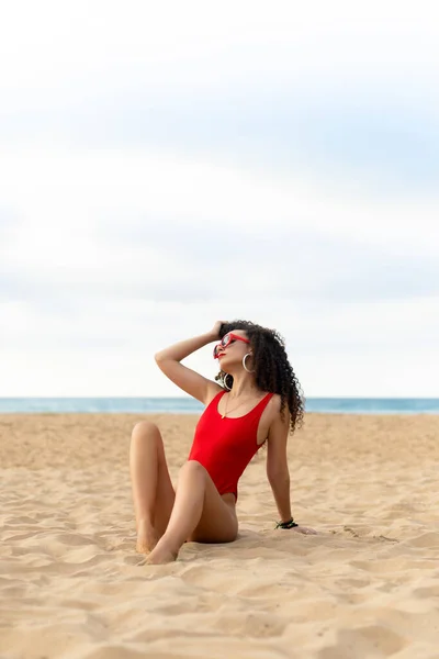 Fashionable Curly Hair Young Woman Relaxing Summer Vacation Beach — Stock Photo, Image