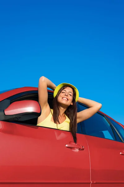 Feliz Motorista Carro Alegre Relaxando Desfrutando Liberdade Durante Férias Viagem — Fotografia de Stock