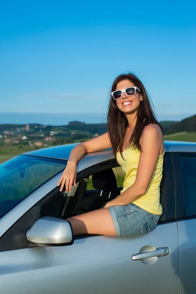 Szczęśliwa Kobieta Podróżująca Samochodem Asturii Hiszpania — Zdjęcie stockowe