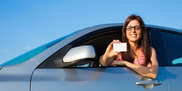 Rookie Stolze Fahrerin Ihrem Neuen Auto Zeigt Ihren Führerschein — Stockfoto
