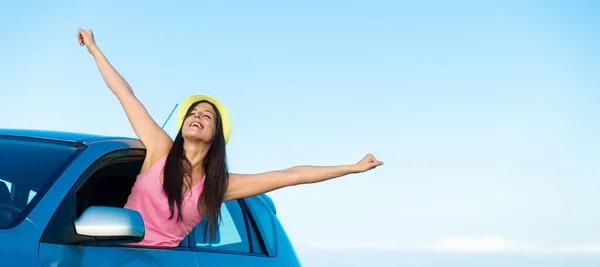 Banner Feliz Motorista Carro Alegre Relaxando Desfrutando Liberdade Durante Férias — Fotografia de Stock