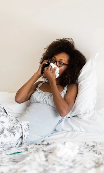 Mujer Joven Cama Que Sufre Resfriado Una Gripe Toma Temperatura —  Fotos de Stock