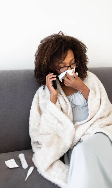 風邪やインフルエンザに苦しんでいる若い女性は 緊急サービスに呼び出します コロナウイルス感染隔離 — ストック写真