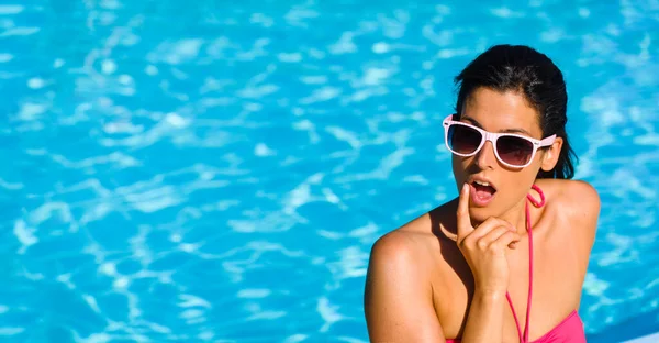 Banner Surprised Expressive Woman Swimming Pool Summer Vacation — Stock Photo, Image