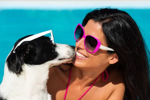 Gelukkige Vrouw Schattige Hond Dragen Van Een Zonnebril Plezier Zomervakantie — Stockfoto