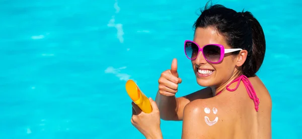 Banner Mujer Bronceada Joven Que Aplica Protector Solar Espalda Piscina — Foto de Stock