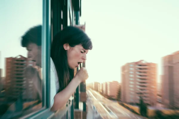 Mujer Infectada Mira Por Ventana Para Toser Durante Cuarentena Crisis — Foto de Stock