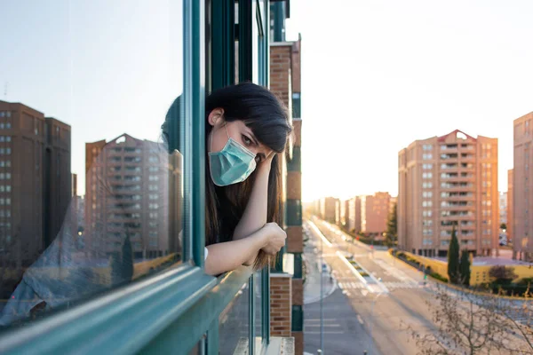 Bored Woman Ffp2 Face Mask Peeks Out Window Quarantine Covid — Stock Photo, Image