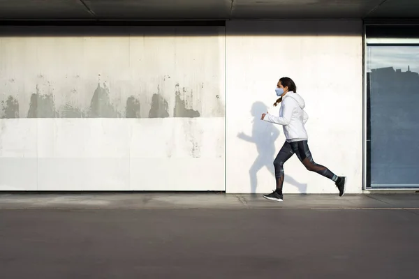 Atleta Corriendo Con Máscara Facial Contaminante Entrenamiento Mujer Deportiva Ciudad —  Fotos de Stock