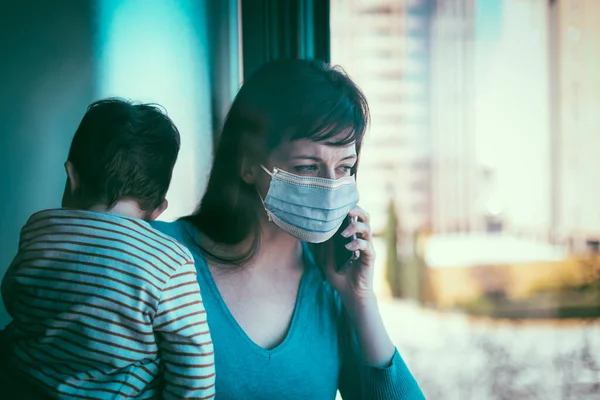 Madre Preocupada Sosteniendo Hijo Llamando Los Servicios Emergencia Salud Debido — Foto de Stock