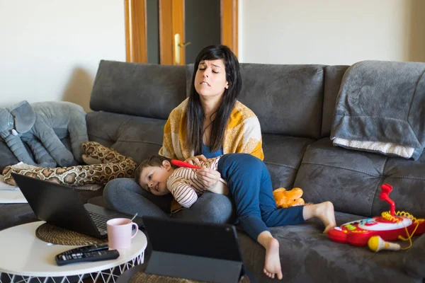 Freelance Doente Mãe Ocupada Sofrendo Gripe Febre Fria Tentando Trabalhar — Fotografia de Stock