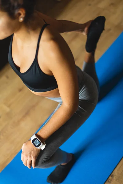 Fitness Träning Hemma Hälsosam Passform Ung Kvinna Gör Stretching Yoga — Stockfoto