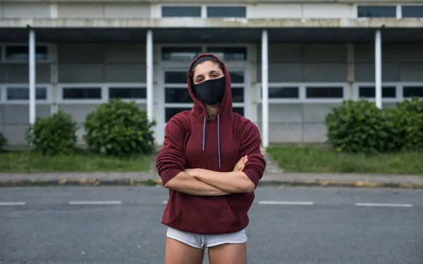 Zelfverzekerde Sportieve Vrouw Met Ffp2 Masker Tegen Covid Gezonde Levensstijl — Stockfoto