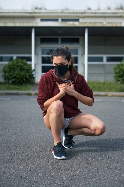 胸に攻撃を受けたアスマティック ランナー 呼吸不全とスポーツの概念 スポーツ若い女性は顔Ffp2マスクを身に着けています保護のためにCovid 19ウイルス — ストック写真