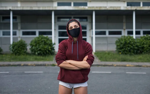 コヴィト 19に対してFfp2フェイスマスクを身に着けている自信のあるスポーティーな女性 コロナウイルス危機下での健康的なライフスタイルとフィットネスの動機 — ストック写真