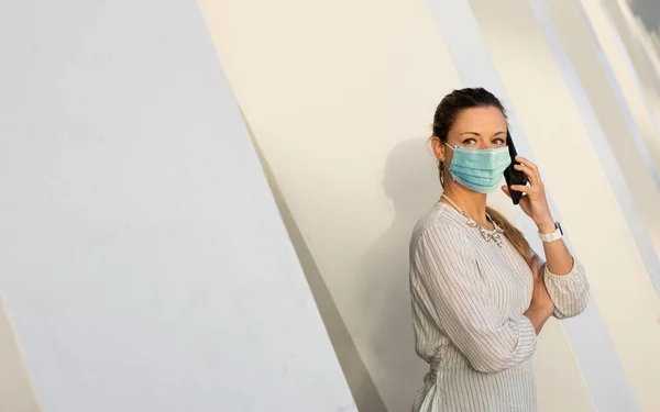 从事手机生意的年轻职业女性在科维德 19健康危机中打电话到外面 商界女性戴口罩以避免感染 — 图库照片