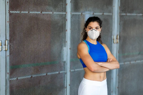 自信的年轻女子运动员戴着面罩 以抵御Covid 外面的女运动员肖像画运动成功与健康的生活方式概念 — 图库照片