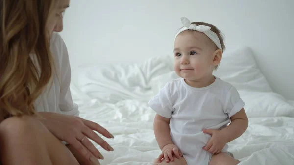 Adorable Bebe Nina Mirando A Su Bonita Mama En La Cama Humano Blanco Stock Photo Adorable Bebe Nina Mirando A Su Bonita Mama En La Cama Humano Blanco Stock Photo