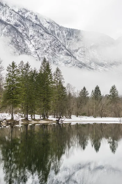 Tranquilo lago de invierno en las montañas — Foto de Stock