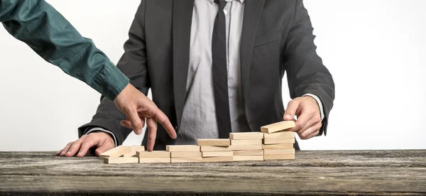 Hombres no identificables apilando bloques planos —  Fotos de Stock