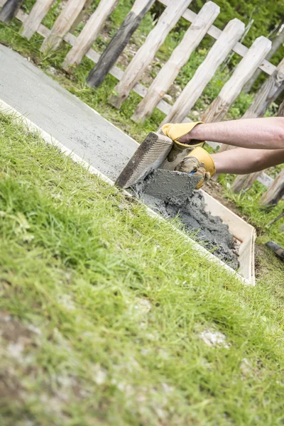 Man laying a concrete slab in the garden — Stock Photo, Image