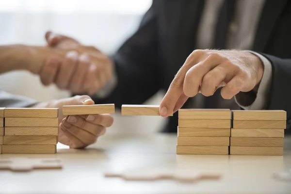 Concetto di lavoro di squadra o costruzione di ponti — Foto Stock