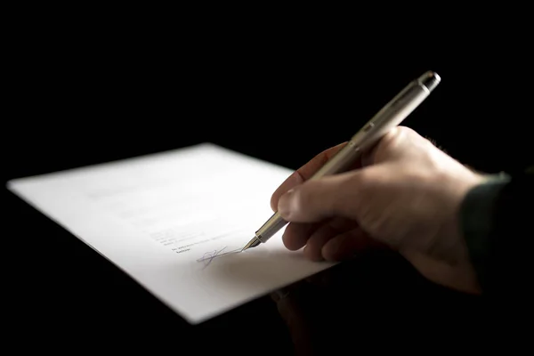문서 또는 법률 서류에 서명 하는 사업가의 근접 촬영 — 스톡 사진