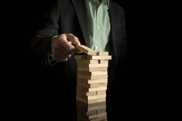 Geschäftsmann stellt Holzklötze in einen Turm — Stockfoto