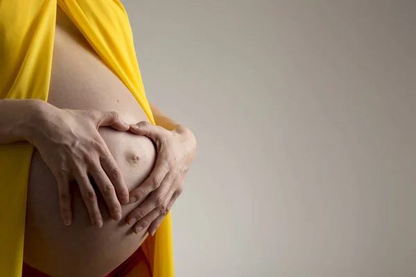 孕妇腹部的心姿态 — 图库照片