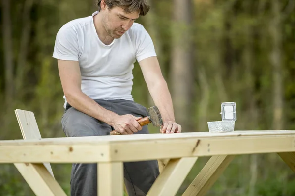 Carpintero trabajando con madera — Foto de Stock