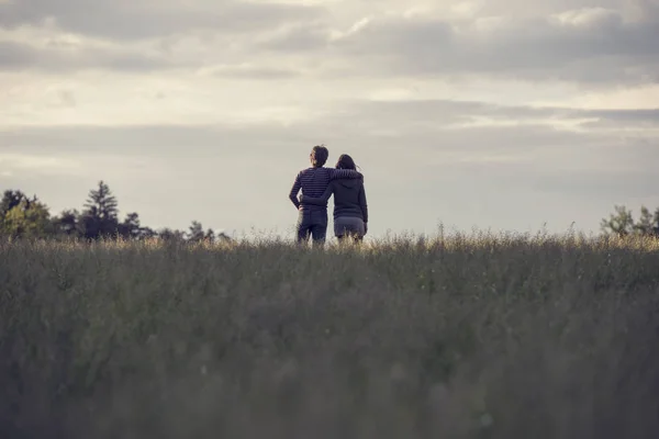 Jeune couple debout sur le terrain — Photo