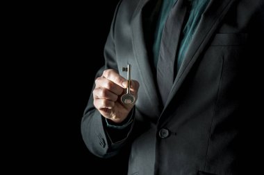 Adam el holding anahtar