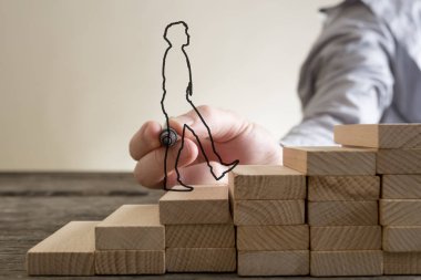 Ahşap blokların adımları tırmanma işadamı