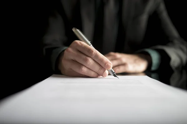 Gros plan de l'avocat ou de l'exécutif signant un contrat — Photo