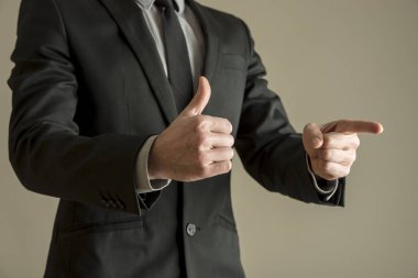 Bir başparmak yukarıya onun approva göstermek için olumlu oy veren işadamı