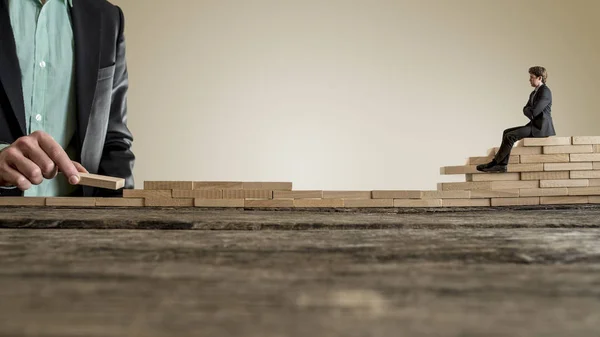 Homenzinho assistindo grande homem construindo parede — Fotografia de Stock