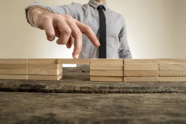 Vingers gebaarde als benen lopen op blokken — Stockfoto