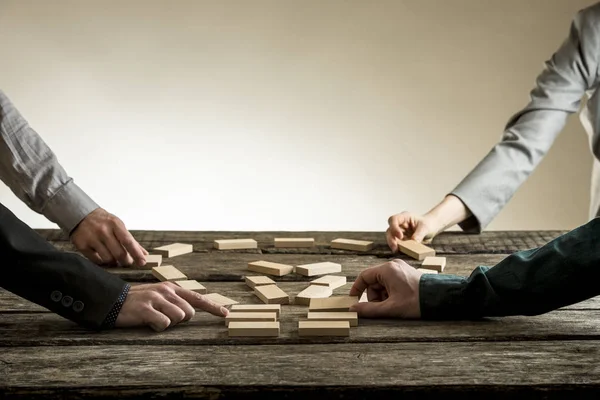 Gente de negocios que organiza bloques de madera en forma de bombilla — Foto de Stock